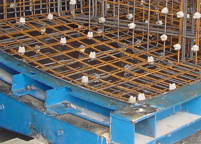 425. Öntött betontávtartók beépítése
